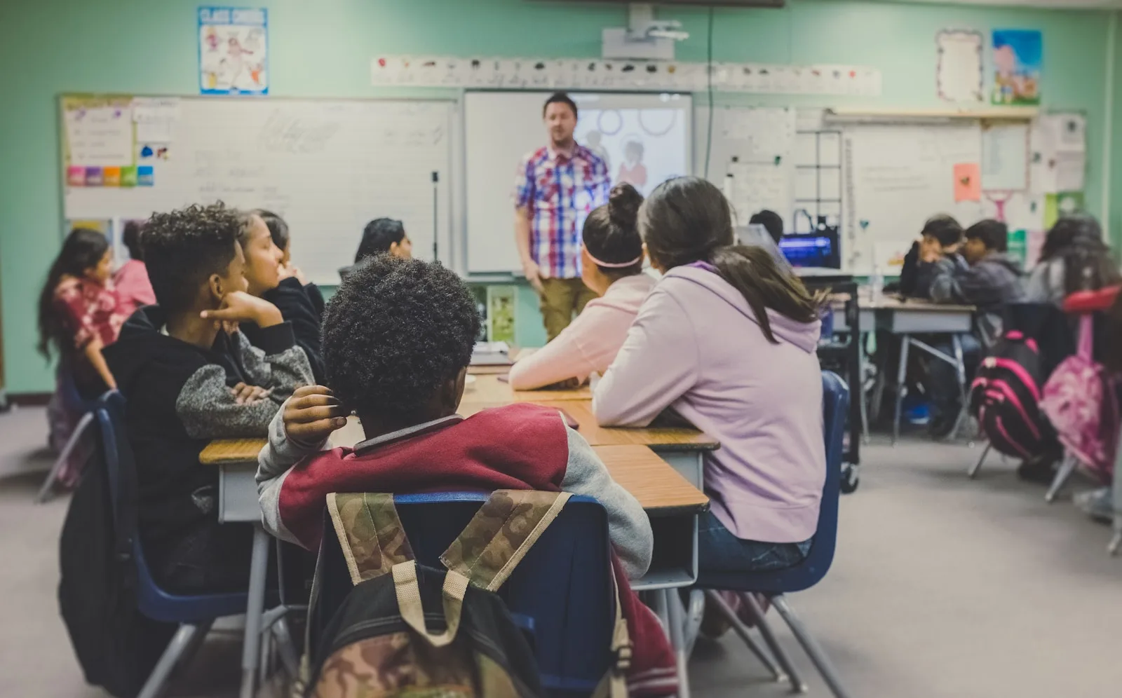 Man and woman sitting on chairs in a classroom